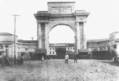 Восстановленная в 1999 году арка
